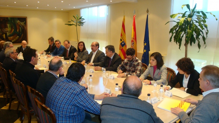 El presidente Lambán reunido con la Ejecutiva de la FAMCP en el edificio Pignatelli.