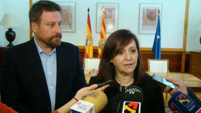El consejero Soro y la presidenta de la Famcp, Carmen Sánchez, atienden a los periodistas.